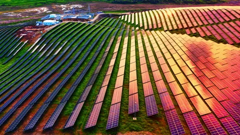 Sunset light over solar panel array, Bulgaria Vídeo Stock 345152092
