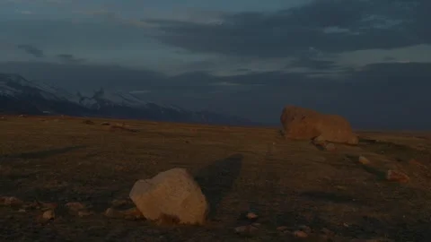 Sunset light over steppe with boulder and mountain landscape Vidéo 333953095