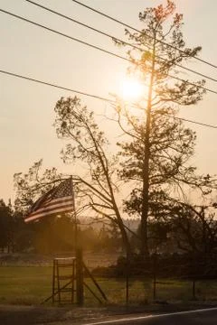 Sunset light passes through a waving U.S. flag near Terrebonne Foto stock