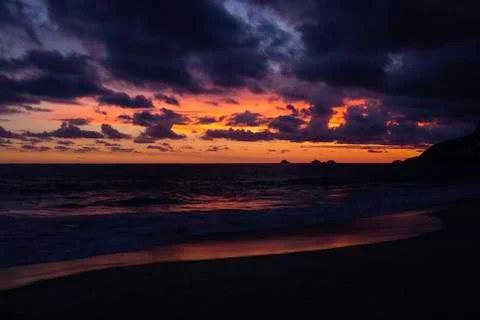 Sunset light reflected in the ocean on the beach in Rio de Janeiro Fotos de archivo