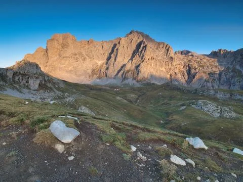 Sunset light on rugged Picos de Europa - Wide-angle view of a massive rocky.. Stock-Fotos