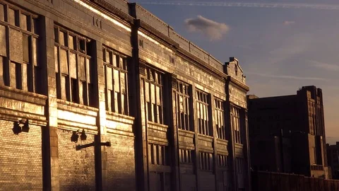Sunset light on a warehouse in an industrial area. 库存影片 79392707