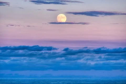 Sunset lit full moon Stock Photos
