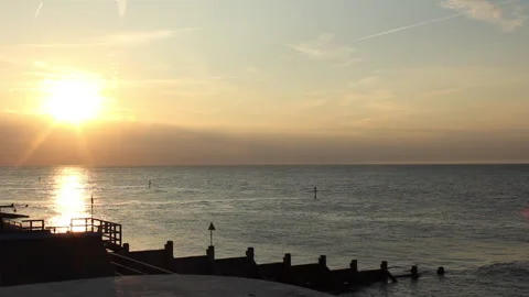 Sunset with low clouds Vidéo 141380951