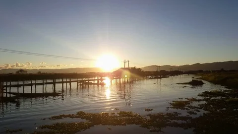 Sunset at Maing Thauk Bridge, sun descends on hills, Inle Lake, Myanmar Vídeos de archivo 79973247