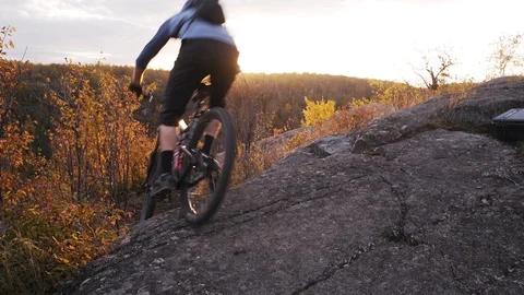 Sunset - Man rides his mountain bike through forest in the fall - aggressive 스톡 동영상 88688184