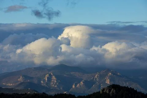 Sunset in Mare De Deu Del Mont peak, La Garrotxa, Spain Stock-Fotos