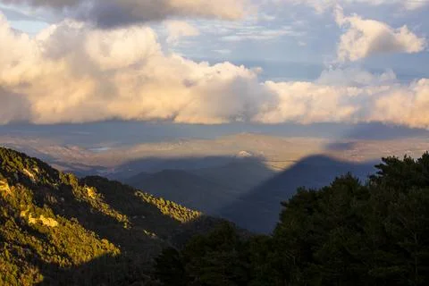 Sunset in Mare De Deu Del Mont peak, La Garrotxa, Spain Stock-Fotos