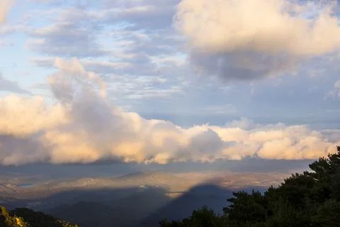 Sunset in Mare De Deu Del Mont peak, La Garrotxa, Spain Stock-Fotos