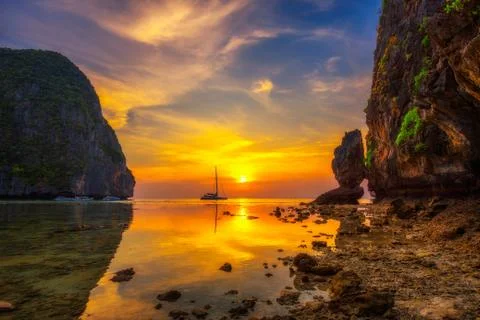 Sunset at the Maya beach on Koh Phi Phi island in Thailand Foto stock