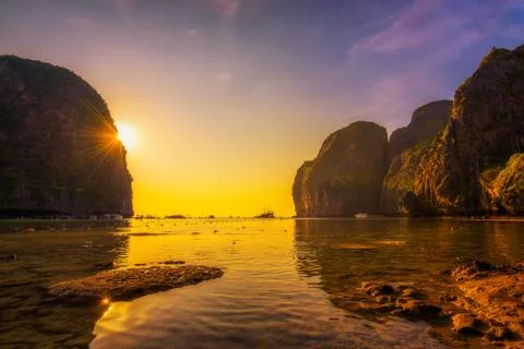 Sunset at the Maya beach on Koh Phi Phi island in Thailand Fotos de archivo