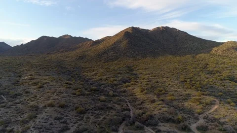 Sunset on the middle peak of the Date Creek Mountain Range. 库存影片 126019622