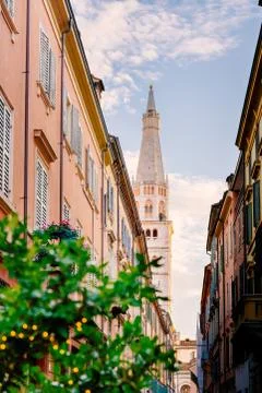 Sunset in Modena, Emilia Romagna, Italy. Via Torre and Ghirlandina 스톡 사진