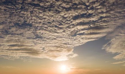 Sunset in moody sky. Sunset rays on cumulus. Sunset bright dusk background... Foto stock