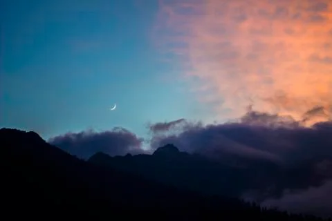 Sunset in the mountain with cloud and moon Foto stock