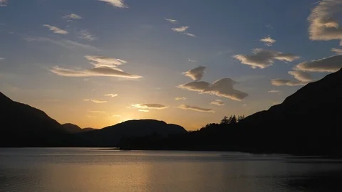 Sunset by the mountain lake Vídeo Stock 100388119