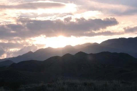 Sunset mountain landscape silhouette with dramatic sky clouds background. Com Stockfoto's
