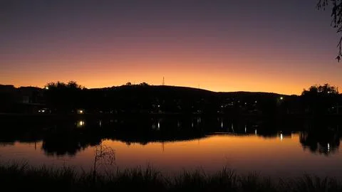 Sunset in a mountain range with reflection in the water mirror 스톡 사진