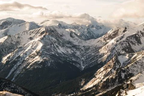 Sunset in the mountains, orange sunset, clouds, sky and mountains Foto stock