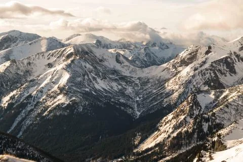 Sunset in the mountains, orange sunset, clouds, sky and mountains Foto stock