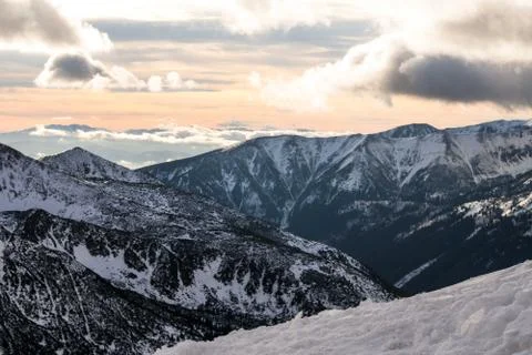Sunset in the mountains, orange sunset, clouds, sky and mountains Stockfoto's