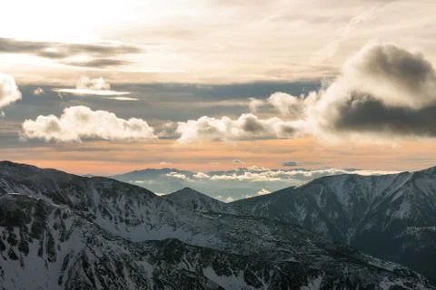 Sunset in the mountains, orange sunset, clouds, sky and mountains Foto stock