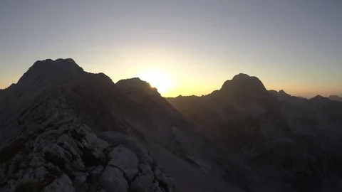 Sunset in the mountains. Sun over two mountain peaks 스톡 동영상 85460538