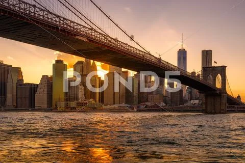 Sunset in New York with a view of the Brooklyn Bridge and Lower Stock Photos