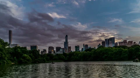 From sunset to night, the Central Park in Manhattan, NYC, Vídeos de archivo 64082193