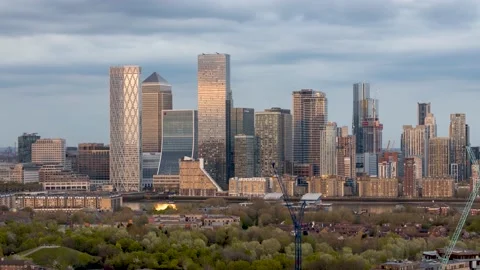 Sunset to night time lapse view of the skyscrapers at Canary Wharf Video stock 193989916