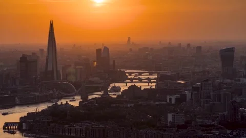Sunset to night time lapse view of the London and Tower Bridge area Vídeo Stock 262435633