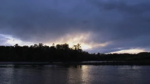 Sunset on a northern river in autumn. 스톡 동영상 8948664