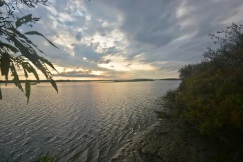 Sunset on the northern river. Foto stock