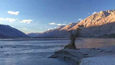 Sunset in Nubra Valley. Mountain fast flowing Shyok River, Ladakh, India Stock-Footage 112837580