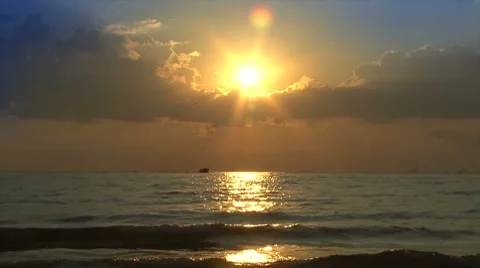 Sunset on the ocean with cloud wings Stockbeeldmateriaal 7904130