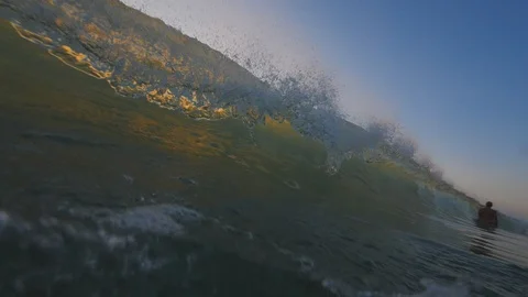 Sunset in the ocean with incoming waves  in slowmotion Video stock 90005804