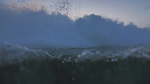 Sunset in the ocean with incoming waves  in slowmotion Video stock 90005919