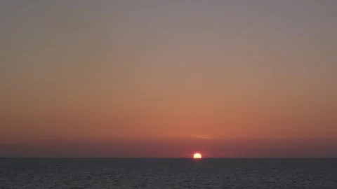 Sunset at ocean - only sea, sky and sun on horizon Vídeo Stock 274994749