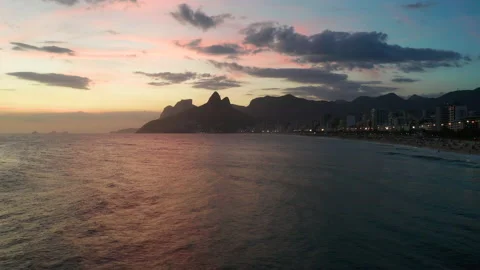 Sunset on the ocean at Rio de Janeiro, Ipanema beach. Brazil Vidéo 147538915