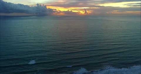 Sunset in the ocean small waves 스톡 동영상 226192962