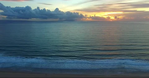 Sunset in the ocean small waves 스톡 동영상 226193227