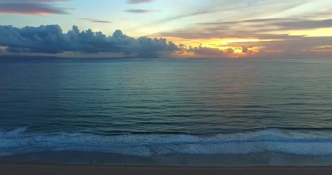 Sunset in the ocean small waves 스톡 동영상 226194245