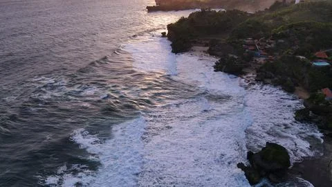 Sunset ocean waves with cliff coast. Stock-Fotos