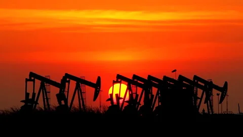 Sunset at oil industry Vidéo 291008699