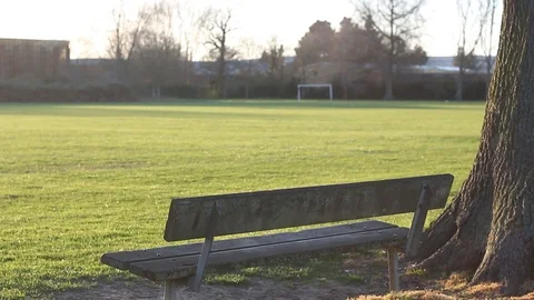 Sunset of old wooden bench, Reading, Berkshire, England 스톡 동영상 105133887