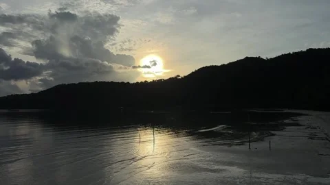 Sunset or Sunrise On The Tropical Beach Vidéo 337083347