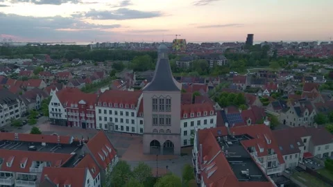 Sunset Orbit Around Tall Character Building in Heist | FlyLens 4K Stockbeeldmateriaal 309051891