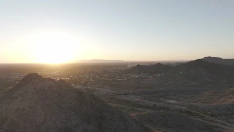 Sunset orbit shot around mountain to reveal downtown Phoenix 스톡 동영상 255601887