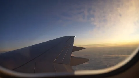 Sunset out of aeroplane window 動画素材 128993139