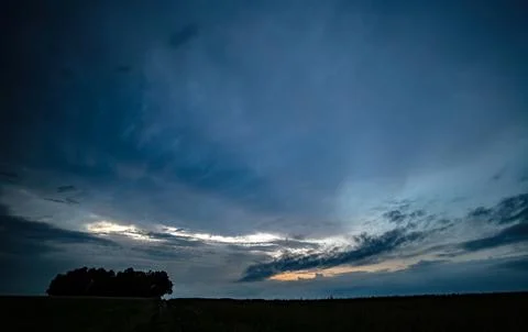 Sunset outside with a cloudy sky before a stormsunset in the field Foto stock